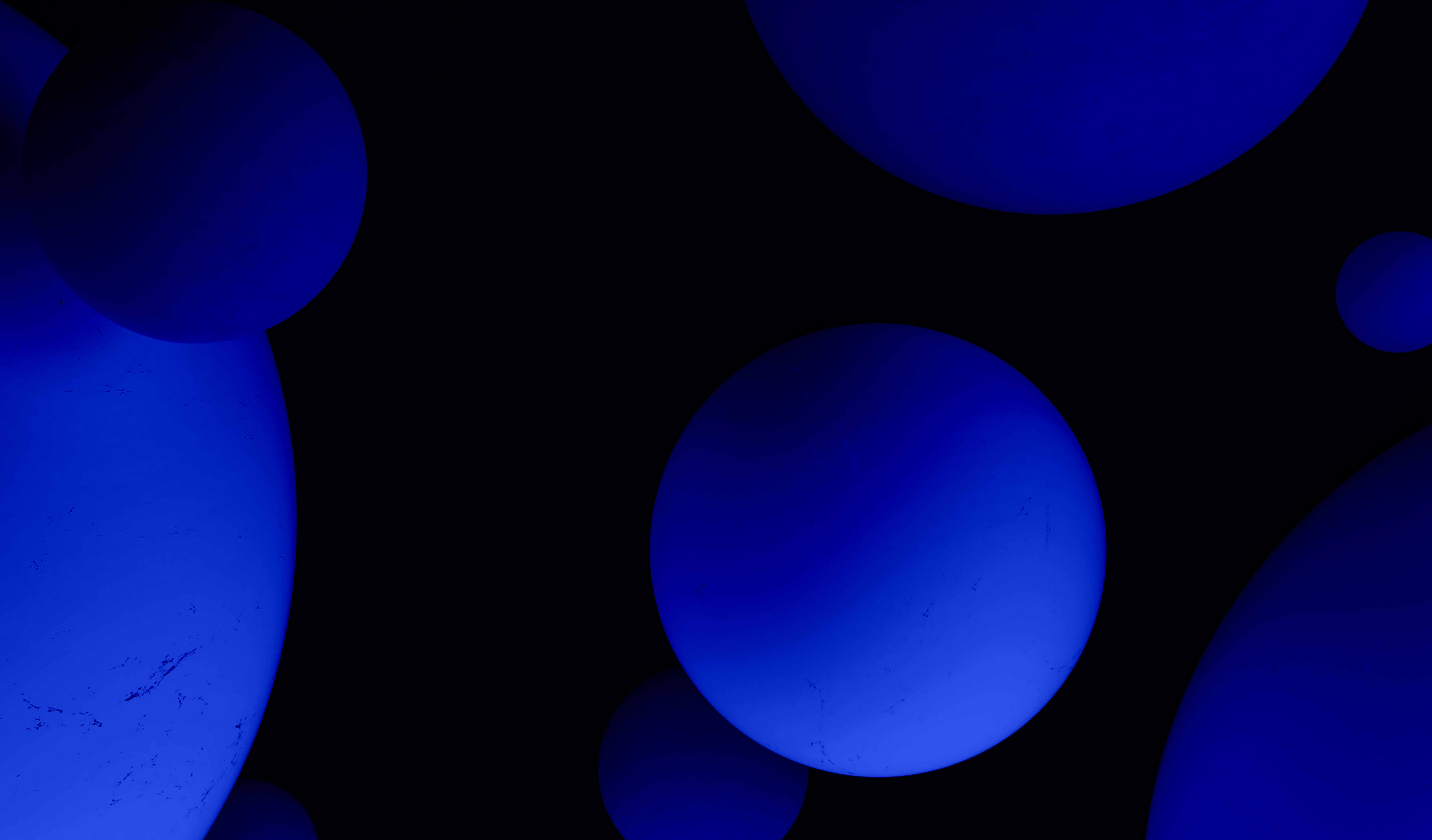 Синий с чёрным: Глубина и драматизм